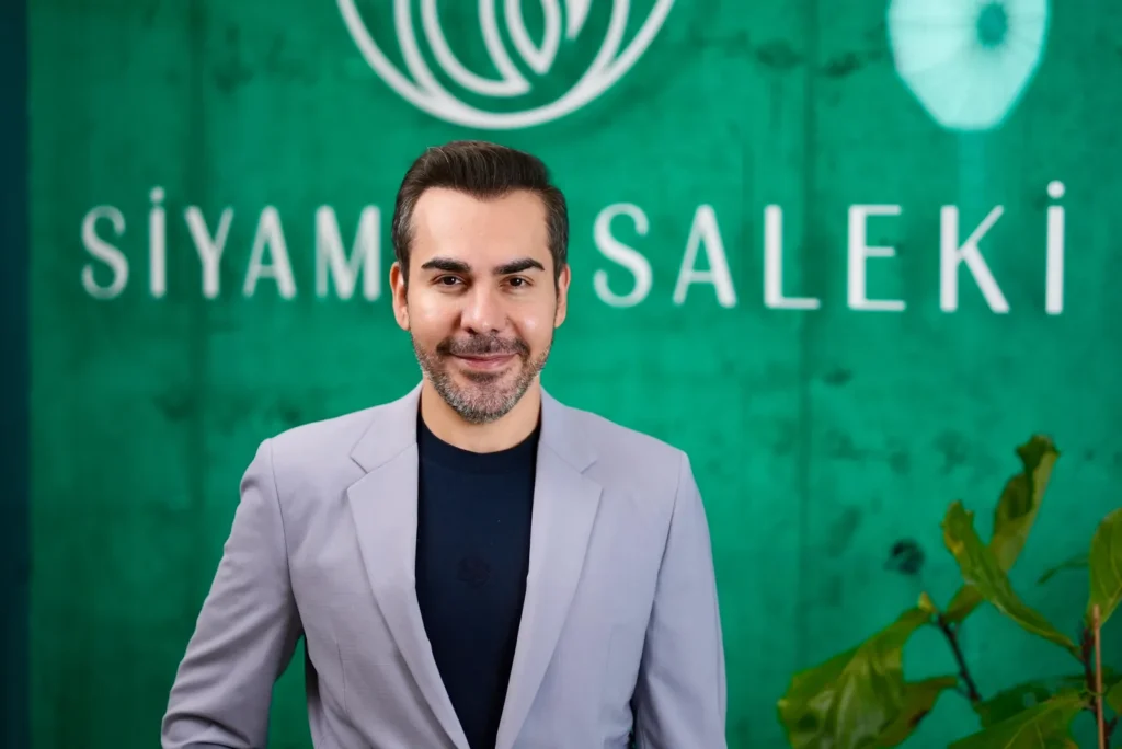 Uzm. Dr. Siyamek Saleki, klinik girişinde